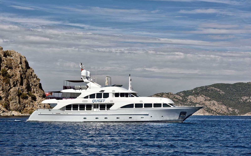 quest-r-motor-yacht